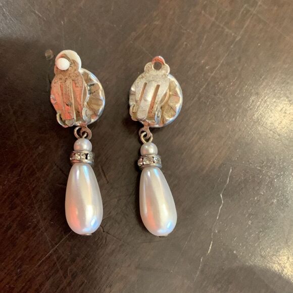Vintage pearl and rhinestone teardrop clip earrings - Picture 3 of 4
